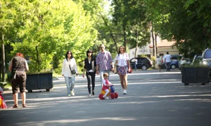 Alex Maţaev a fost suprins la plimbare alături de sora, mama sa şi de iubită, Alexandra Dragnea  jpeg