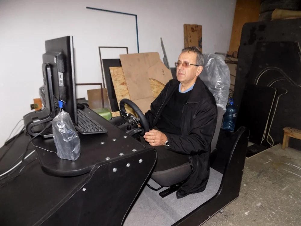 Simulatorul auto, invenţie a băcăuanului Vasile Puşcaşu FOTO Mircea Merticariu