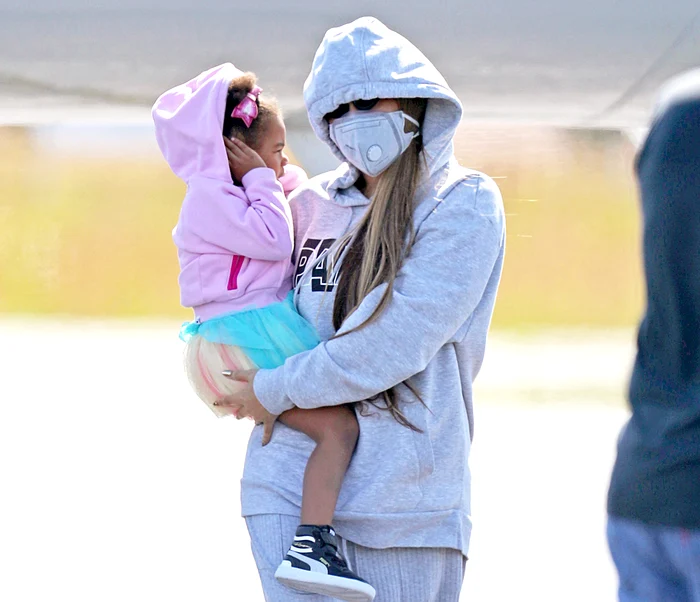 
    Jay-Z s-a mascat şi el,  dar Sir a refuzat să  îşi pună ”botniţă”  la coborârea din avion   