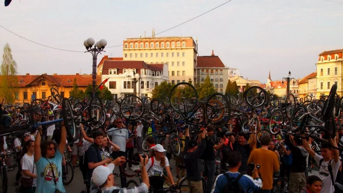 In fata Primariei, participantii au ridicat bicicletele