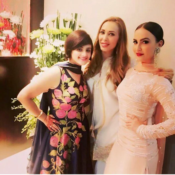 Iulia s-a pozat cu prietenele din India