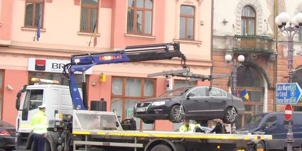 Unii orădeni au avut norocul să ajungă în parcare exact când le era ridicată mașina