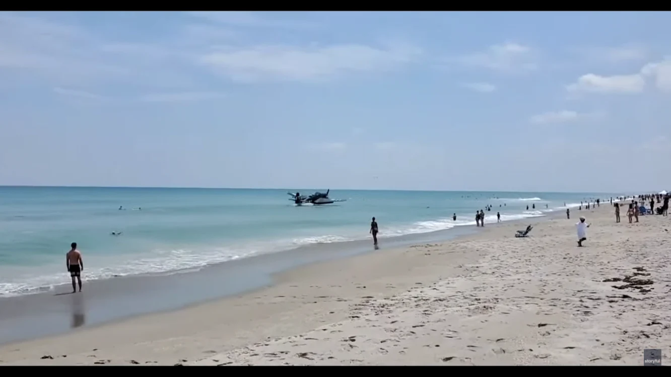 Un avion s-a prăbuşit în ocean, sub privirea turiştilor.