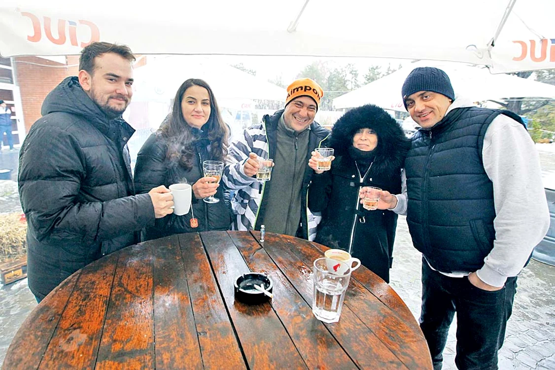 Vlad, Laura, Radu, Adrian şi Tiberiu s-au cinstit pentru început cu băutură caldă
