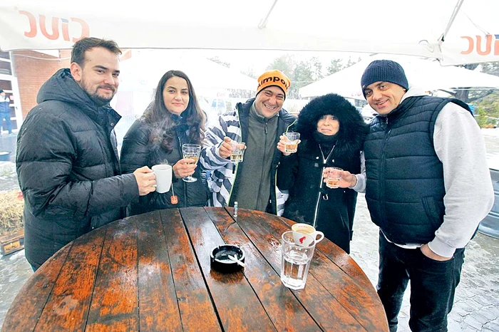 Vlad, Laura, Radu, Adrian şi Tiberiu s-au cinstit pentru început cu băutură caldă