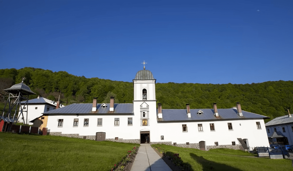Orgii sexuale cu copii la Mănăstirea Frăsinei din Vâlcea. Un călugăr și un îngrijitor au fost arestați 