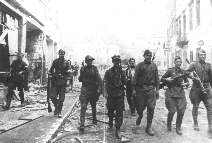 Operaţiunea „Burza” („Furtuna”): soldaţi ai AK şi ai Armatei Roşii sovietice, luptând împreună la Vilnius, în iulie 1944. După alungarea germanilor din oraş, sovieticii i-au dezarmat pe soldaţii AK din zona oraşului Vilnius, cea mai mare parte a lor fiind apoi deportată în lagăre din Uniunea Sovietică.