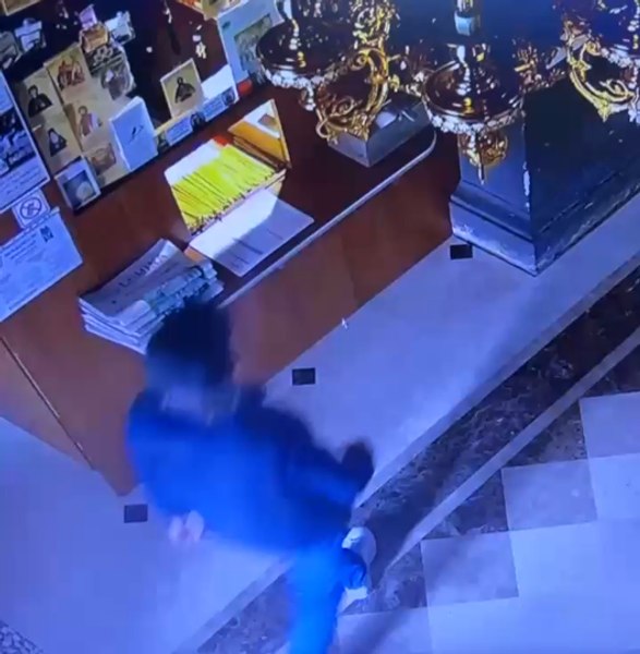 Momentul în care un bărbat fură 2.500 de lei dintr-o biserică din Capitală. A luat cutia milei și aplecat