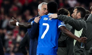 Jose Mourinho si Vinicius Junior (EPA) jpg