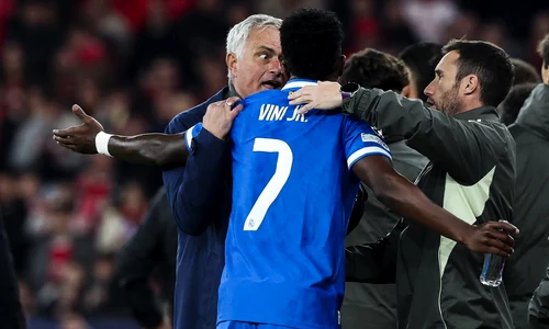 Jose Mourinho si Vinicius Junior (EPA) jpg