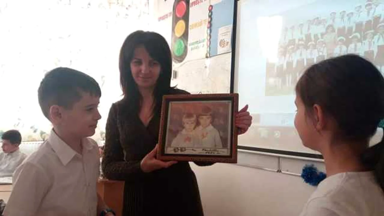 Învăţătoarea Sorina Iacob le-a arătat elevilor săi fotografii din perioada comunistă, le-a vorbit despre şcoala de atunci, dar şi despre viaţa de zi cu zi FOTO: Facebook/Sorina Iacob
