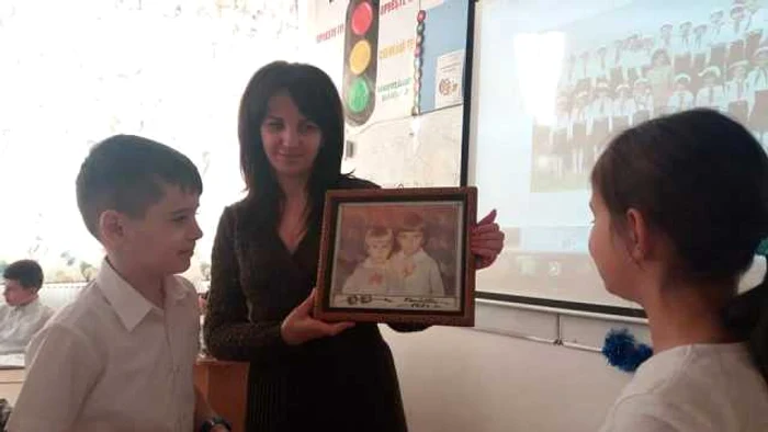 Învăţătoarea Sorina Iacob le-a arătat elevilor săi fotografii din perioada comunistă, le-a vorbit despre şcoala de atunci, dar şi despre viaţa de zi cu zi FOTO: Facebook/Sorina Iacob