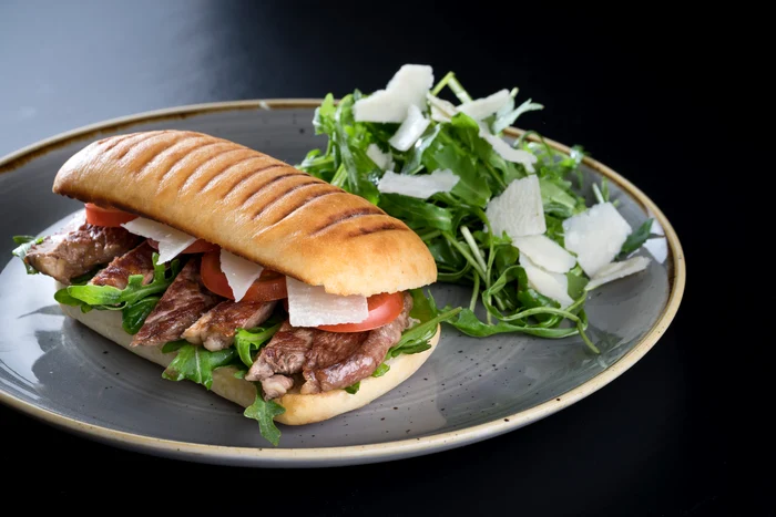 Sendviș cu legume și carne de miel