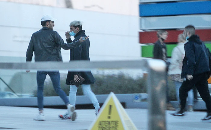 Florinel, cu mască de protecţie, alături de un bărbat, la intrarea în mallFoto: Blitz