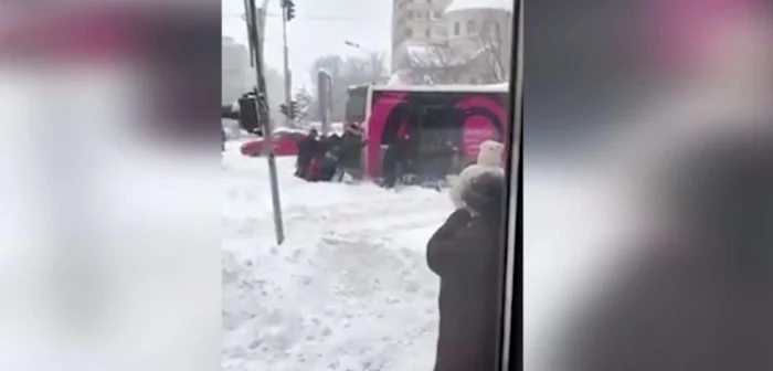 Călătorii împing autobuzul blocat în nămeţi FOTOFacebook/ Meteoplus