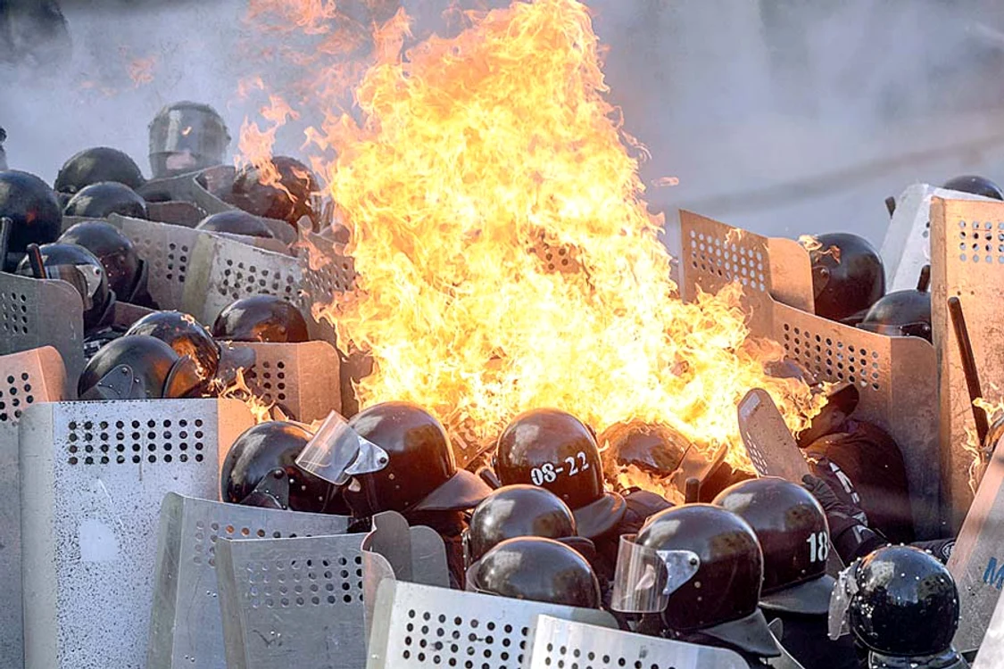 Manifestanţii au ridicat  o baricadă de foc în  mijlocul oraşului (Fotografii: Reuters)