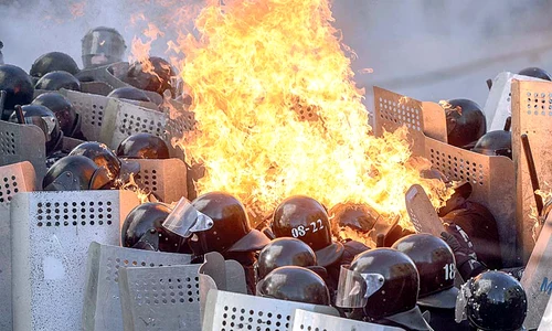 Manifestanţii au ridicat  o baricadă de foc în  mijlocul oraşului (Fotografii: Reuters) jpeg