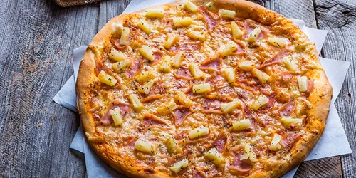 Pizza cu ananas Foto Hola jpg