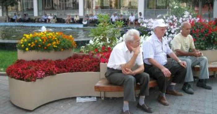 Slatina: Pensionarii stau la umbră, în centrul oraşului