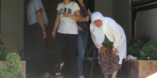Luarea micuţei Alia din mijlocul familiei materne