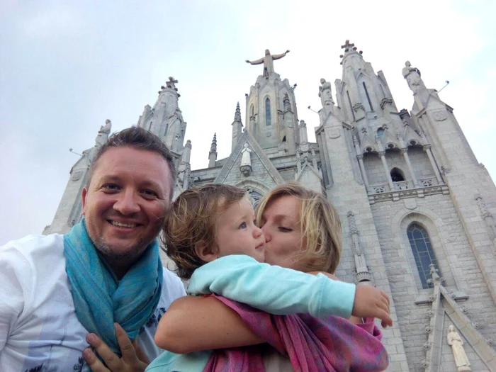 
    Florin Grozea cu soţia şi fiul lor de doar un an  