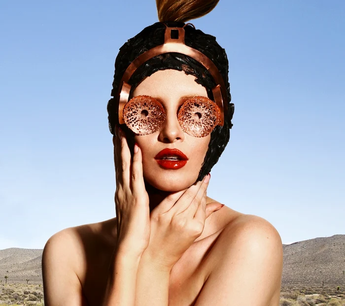 Iulia Albu a renunţat la haine, dar nu şi la mascăFoto: arhiva personală