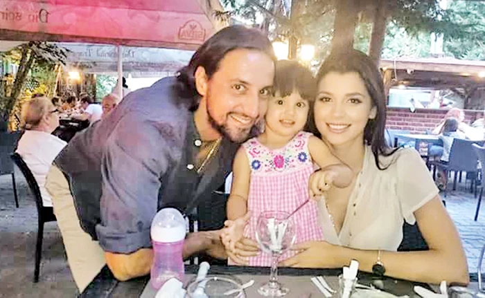 Denis trage din greu la ”Fermă”, în timp ce Cristina se ocupă de fetița lor