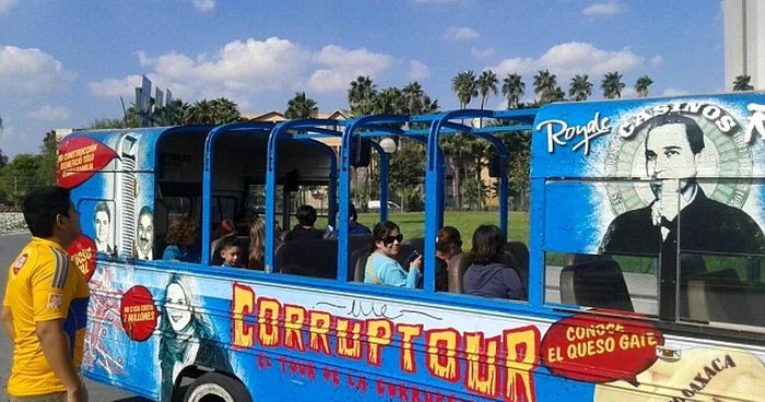 Imprimat cu figurile unor politicieni locali corupţi, alături de imaginile unor porci şi şobolani în costume care cară saci cu bani, autobuzul „Corruptour“ face zece opriri pe traseu. FOTO Twitter