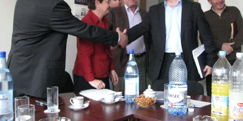 La finalul conferinţei de presă primarul Mihai Stepanescu şi Aurel Marinescu, directorul CET au dat mână