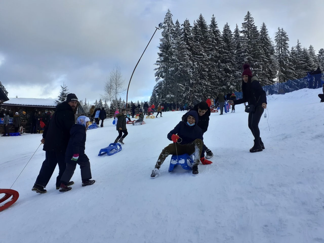Teribilism la săniuș. Doi adolescenți au suferit arsuri grave, după ce au intrat cu sania în câteva anvelope cărora tot ei le dăduseră foc