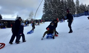 Principala distracție a fost cu sania pe derdeluș jpeg