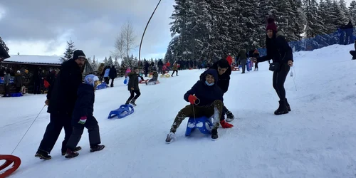 Principala distracție a fost cu sania pe derdeluș jpeg