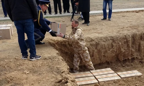 Rămășițele soldaților români căzuți la Stalingrad, reînhumate în cutii de carton lipite cu bandă adezivă / FOTO jpeg
