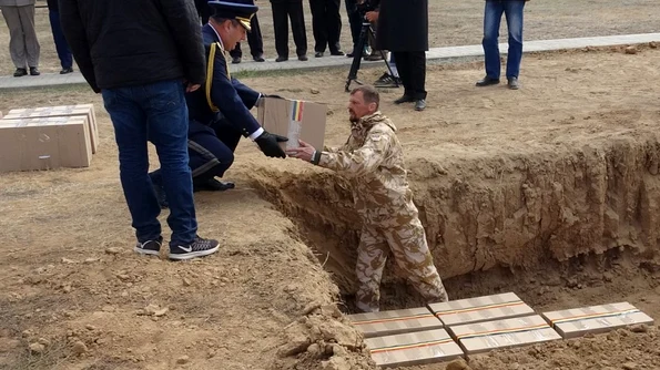 Rămășițele soldaților români căzuți la Stalingrad, reînhumate în cutii de carton lipite cu bandă adezivă / FOTO jpeg