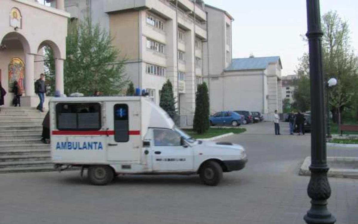În Dacia Papuc carosată sunt înghesuiţi câte 5-6 pacienţi FOTO VIDEO Sabina Ghiorghe