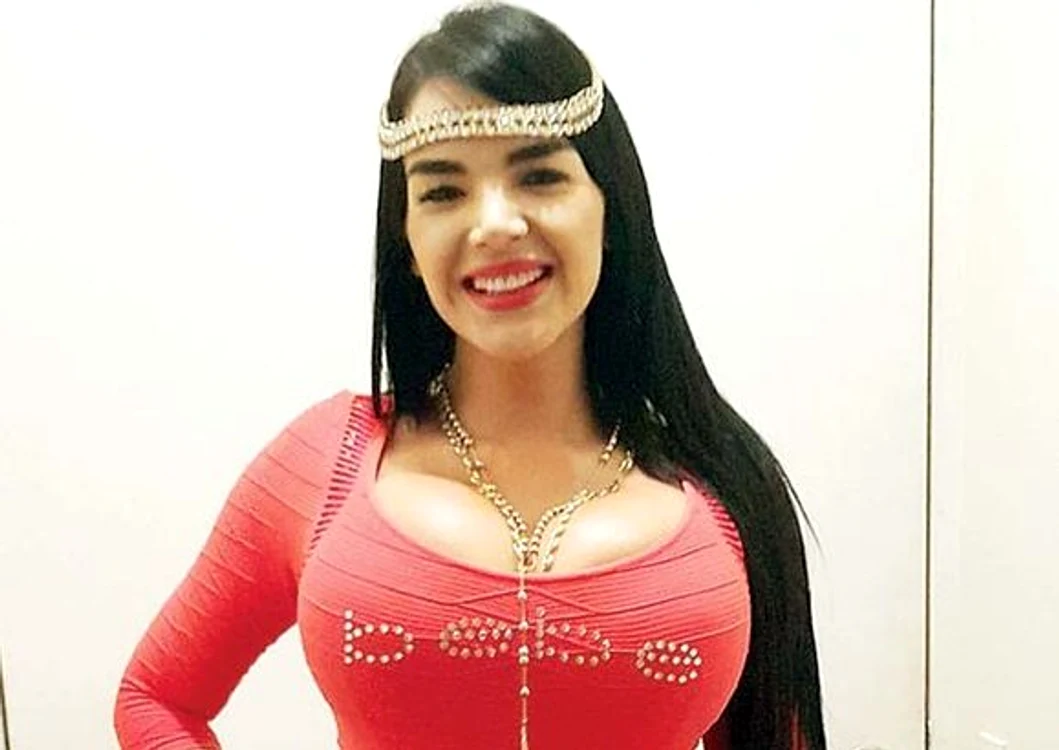
    2010: Purta corset pentru a-şi masca burtica  