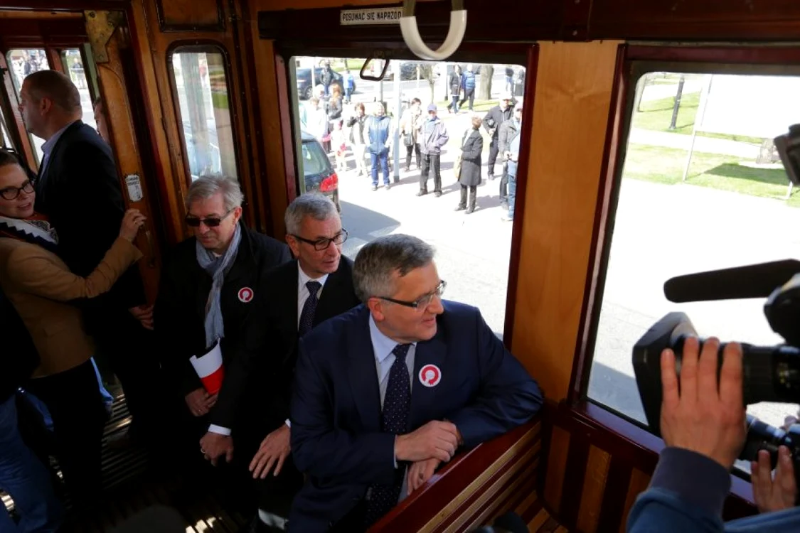 Preşedintele poloney Bronislav Komorowski, la plimbare cu tramvaiul
