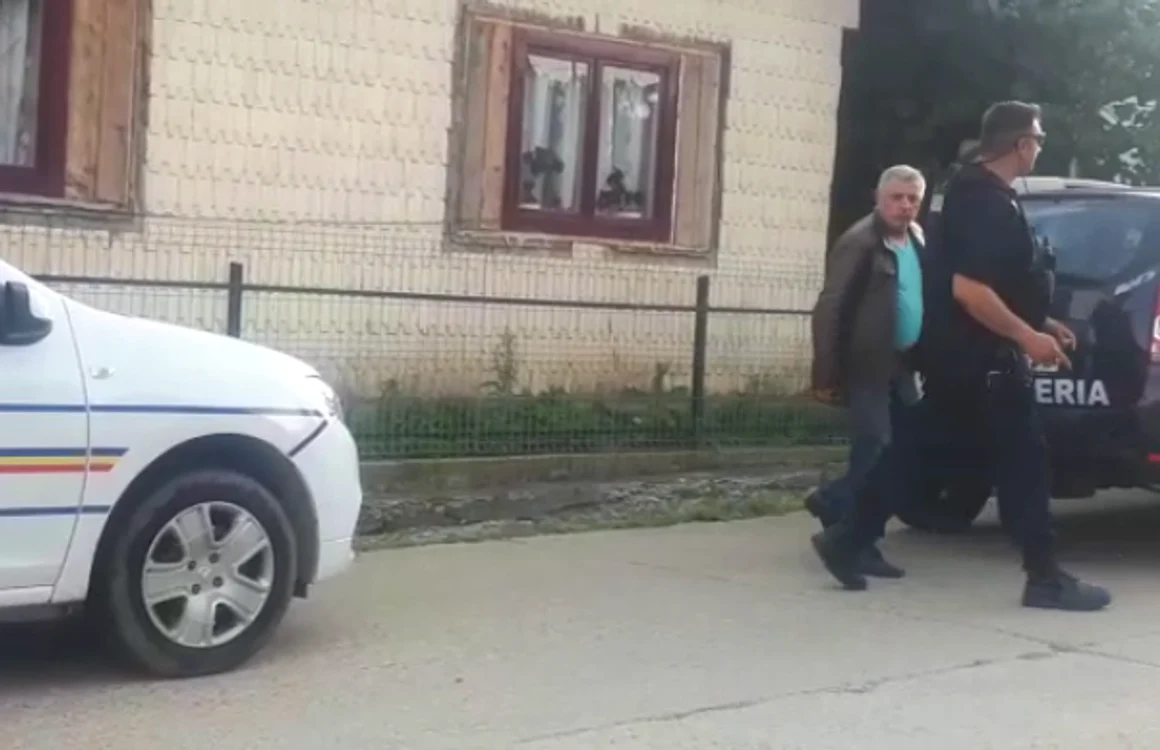 Ioan Traian Halip, bărbatul cu geacă maro, a fost acuzat că se dădea drept avocat  FOTO: Oana Şlemco