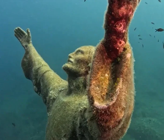 Cristos din Abis se află între Portofino și Camogli. Foto: captură video X/Euronews