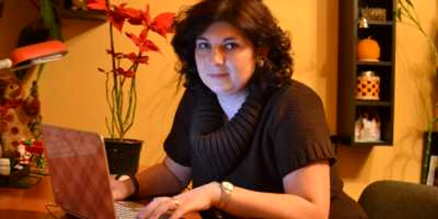 Monica Lebădă, autoarea romanului, este profesoară de Informatică 