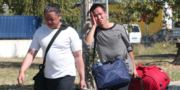 Muncitorii chinezi de la santierul Palas merg dinspre Tomesti spre Palas 