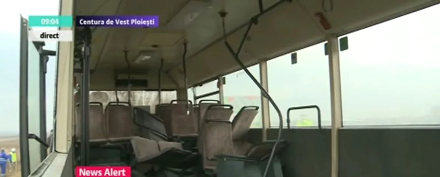Autobuzul a fost avariat, iar scaunele au fost smulse de la locul lor jpeg
