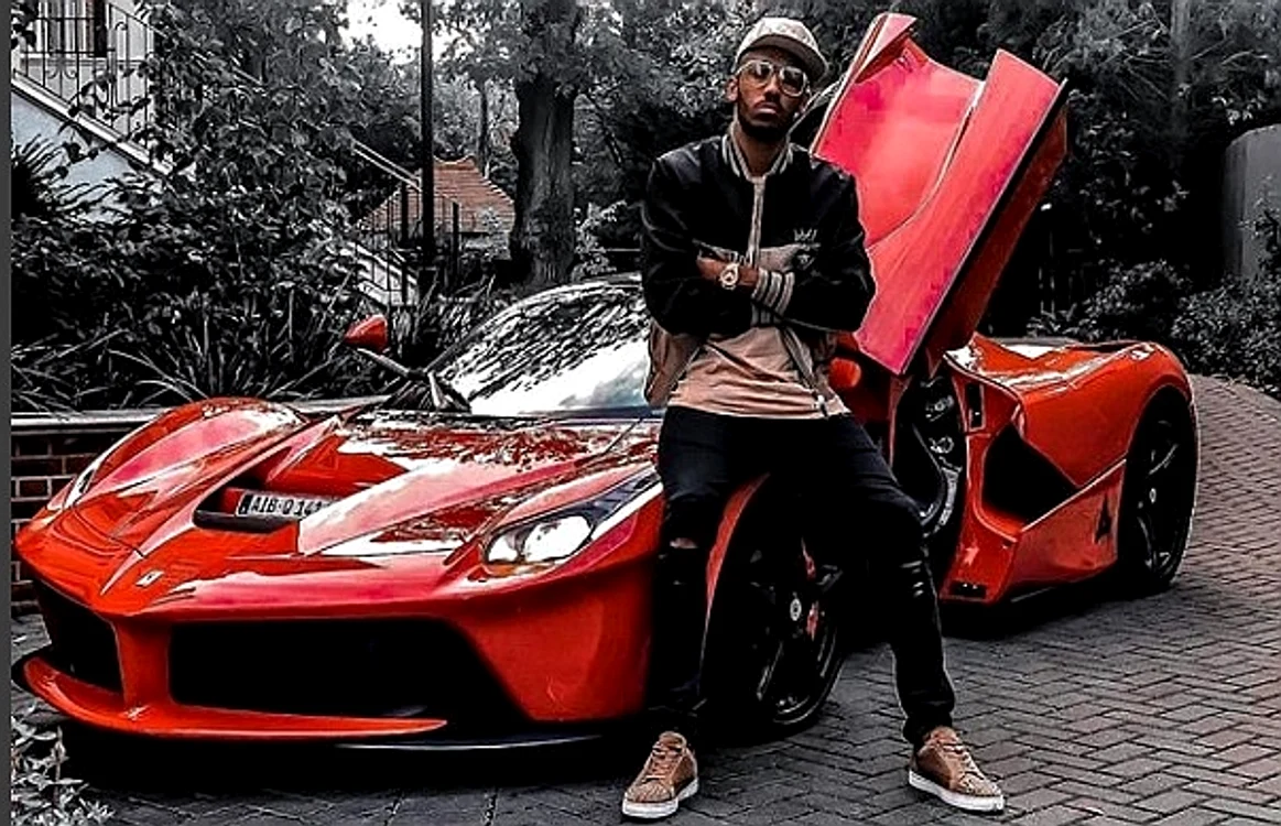 
    Pierre-Emerick Aubameyang, lângă bolidul FerrariFoto: Instagram/Aubameyang  