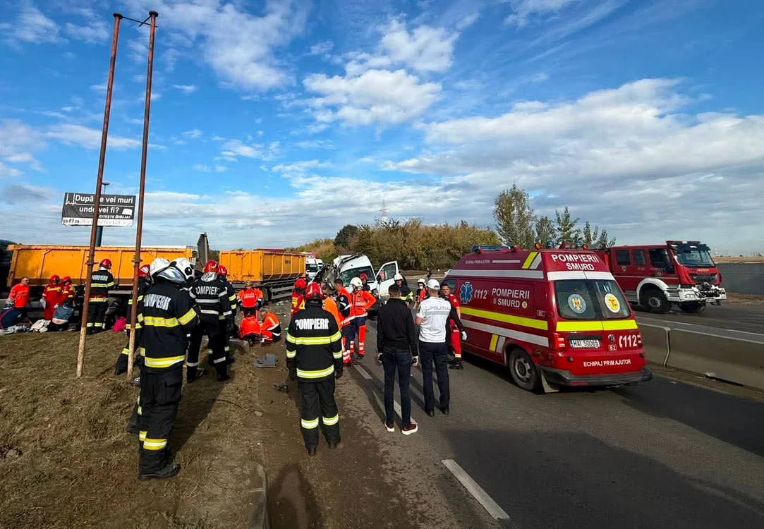 Impact devastator între un microbuz și o autobasculantă, la Buftea