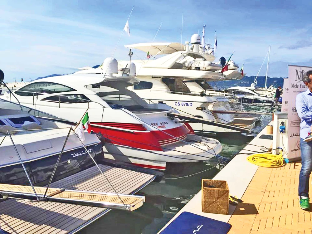 
    Pe site-ul “Yacht and  Travel” a apărut la  vânzare ambarcaţiunea  deţinută de fostul  patron dinamovist  Cristi Borcea.  Preţ de vânzare:  380.000 de euro  