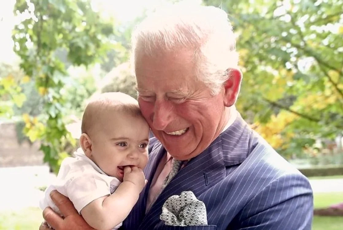 
    Prinţul Louis, alături bunicul lui, Prinţul Charles  