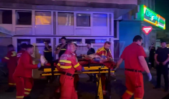 Bărbatul înjunghiat a fost transportat la spital. Sursă foto: captură video
