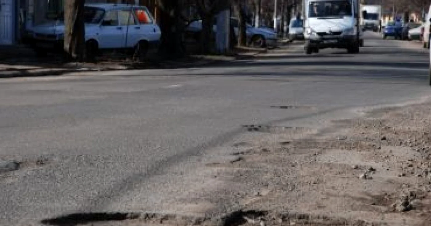Gropile de pe strada Griviţa pun la încercare nervii şoferilor, foto Ciprian Dragomir