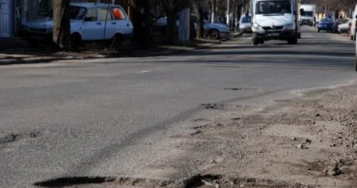 Gropile de pe strada Griviţa pun la încercare nervii şoferilor, foto Ciprian Dragomir