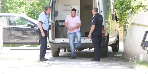 Poliţistul este acuzat de ucidere din culpă şi fugă de la locul accidentului 